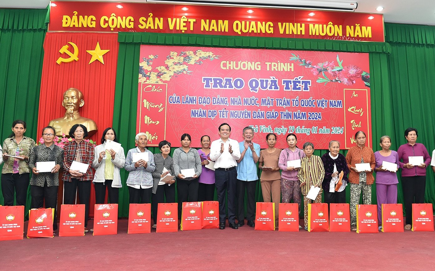 Phó Thủ tướng Trần Lưu Quang tặng quà Tết tại Trà Vinh