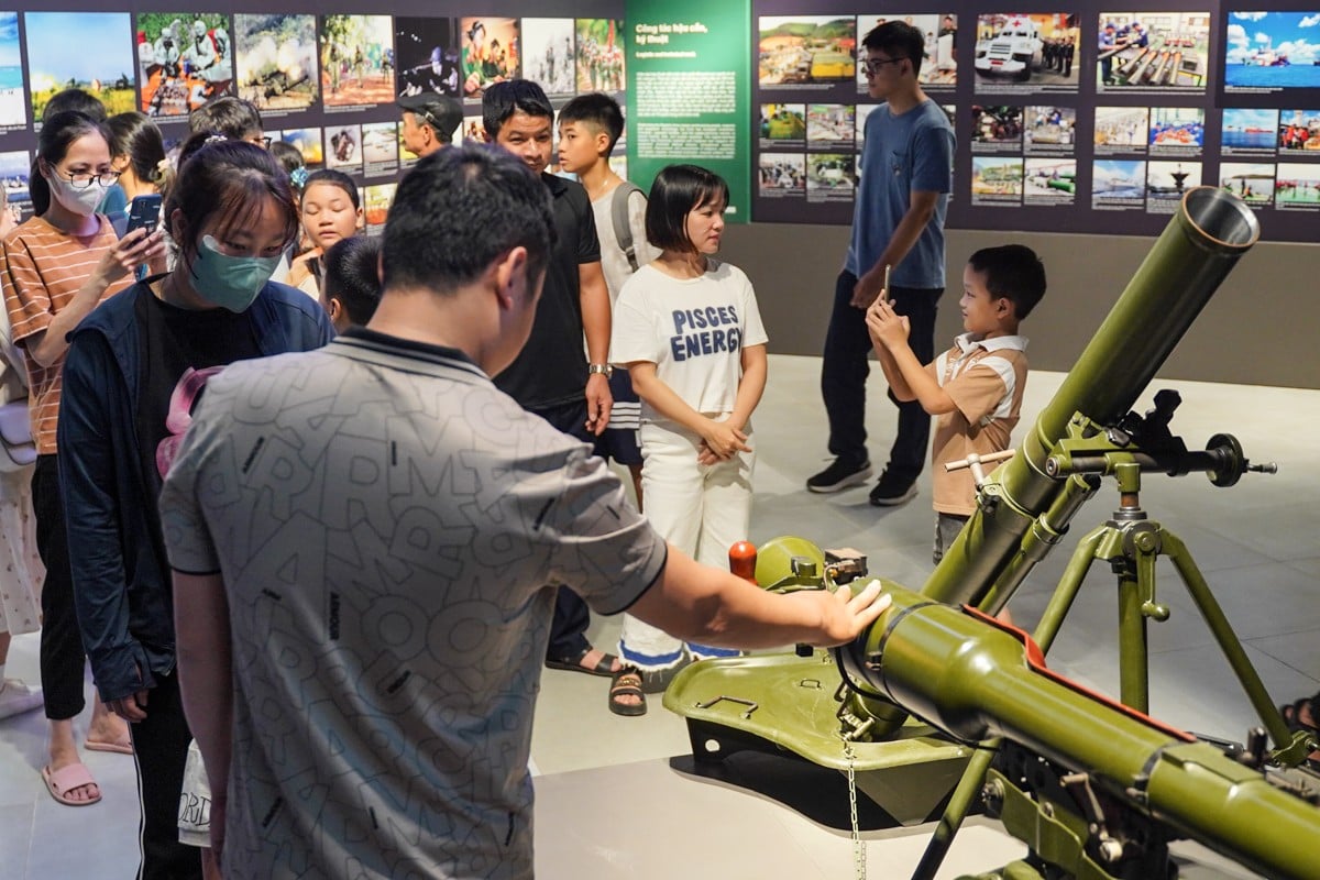 Multitudes de personas acuden a visitar el Museo de Historia Militar de Vietnam foto 5