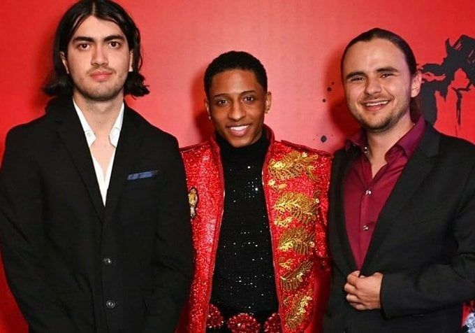 Von links: Bigi Jackson, Myles Frost (spielt in der Show Michael Jackson) und Prince Jackson auf dem roten Teppich von MJ: The Musical. Foto: X