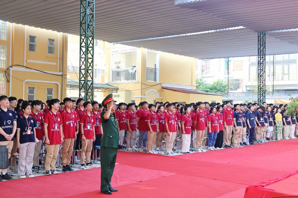 ครูผู้สอนวิชาการป้องกันประเทศและการศึกษาด้านความมั่นคงของโรงเรียนมัธยมฮาดงร้อยละ 100 เป็นเจ้าหน้าที่ทหารประจำการ