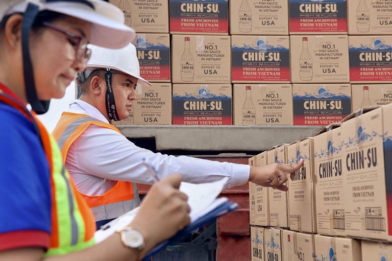 Before being released to the market, all bottles of Chin-su Anchovy Fish Sauce from the East Sea must undergo a strict inspection process. Photo: Masan Consumer