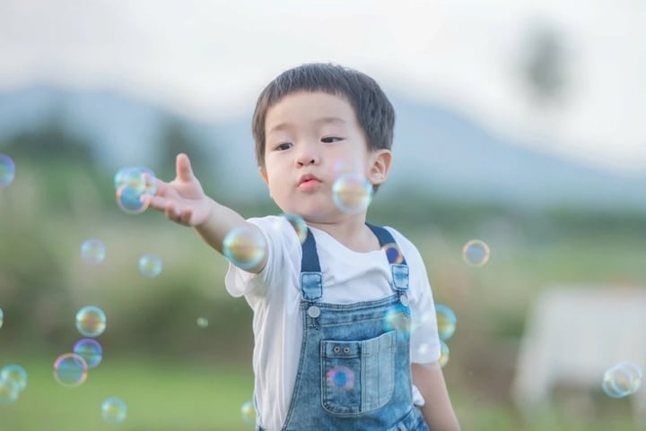 Al criar a tres hijos, la Dra. Jennifer Breheny Wallace se dio cuenta de que las palabras, grandes o pequeñas, pueden tener un efecto profundo en las emociones de un niño. Muchas veces, los padres, sin querer, envían mensajes negativos sobre el éxito, haciendo que los niños se sientan presionados y no plenamente amados. Por ejemplo, preocuparse demasiado por las calificaciones puede hacer que los niños sientan que su valor se mide por su rendimiento académico. Saber esto hizo que el experto prestara más atención a lo que les decía a sus hijos. Aquí hay cinco frases que ella nunca usa. (Foto: Freepik).