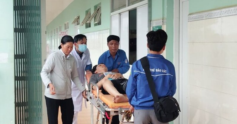 Un estudiante de Lam Dong sufrió una fractura de pierna en un accidente y no puede continuar con su examen de graduación.