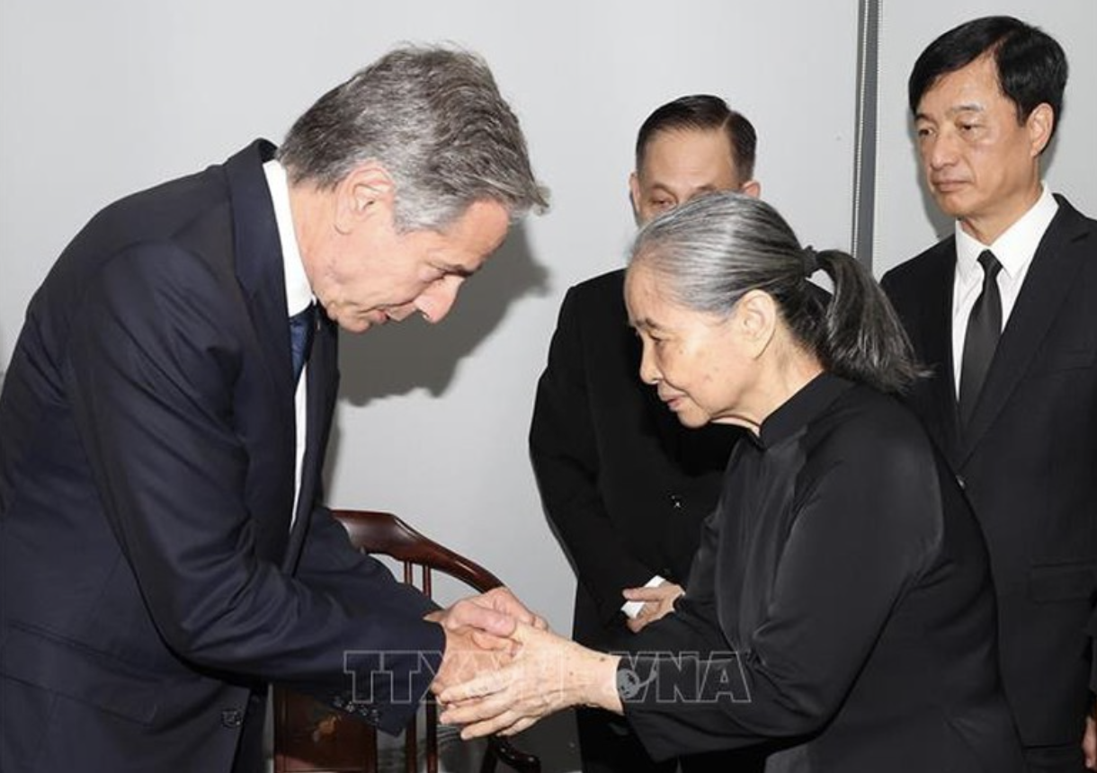 US Secretary of State Antony Blinken offers incense and condolences to the family of General Secretary Nguyen Phu Trong.