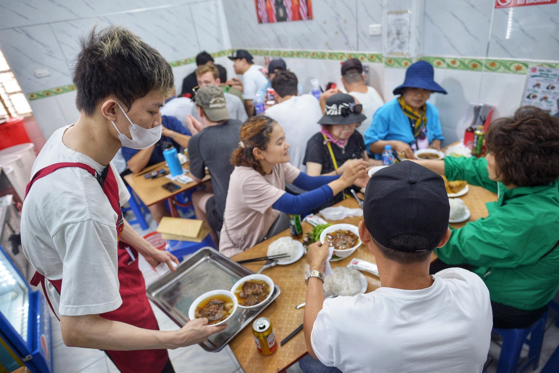 Viele Kunden sind verärgert, wenn sie im Restaurant Obama Bun Cha lange warten müssen.