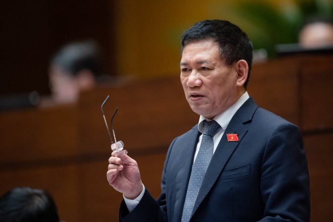 El Ministro de Finanzas, Ho Duc Phoc, explicó en la Asamblea Nacional, la tarde del 1 de junio. Foto: Hoang Phong