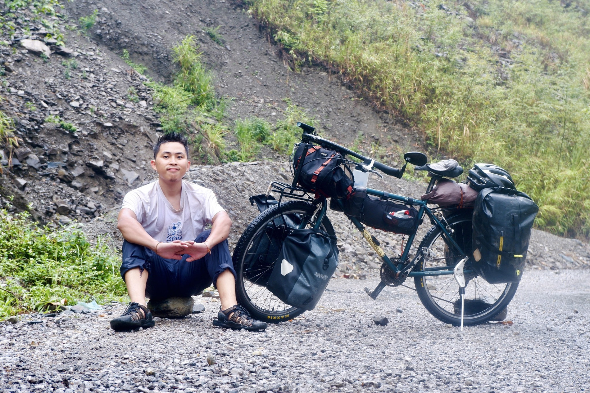 Quang Tri boy cycles through 4 countries, sleeps in temples, drinks water to 'stay alive'