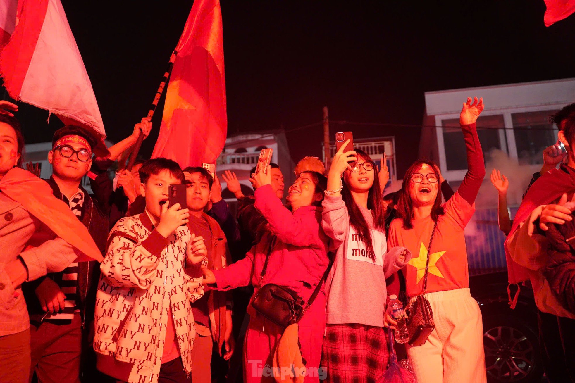 Viet Tri people stay up all night to celebrate Vietnam team entering the finals photo 5