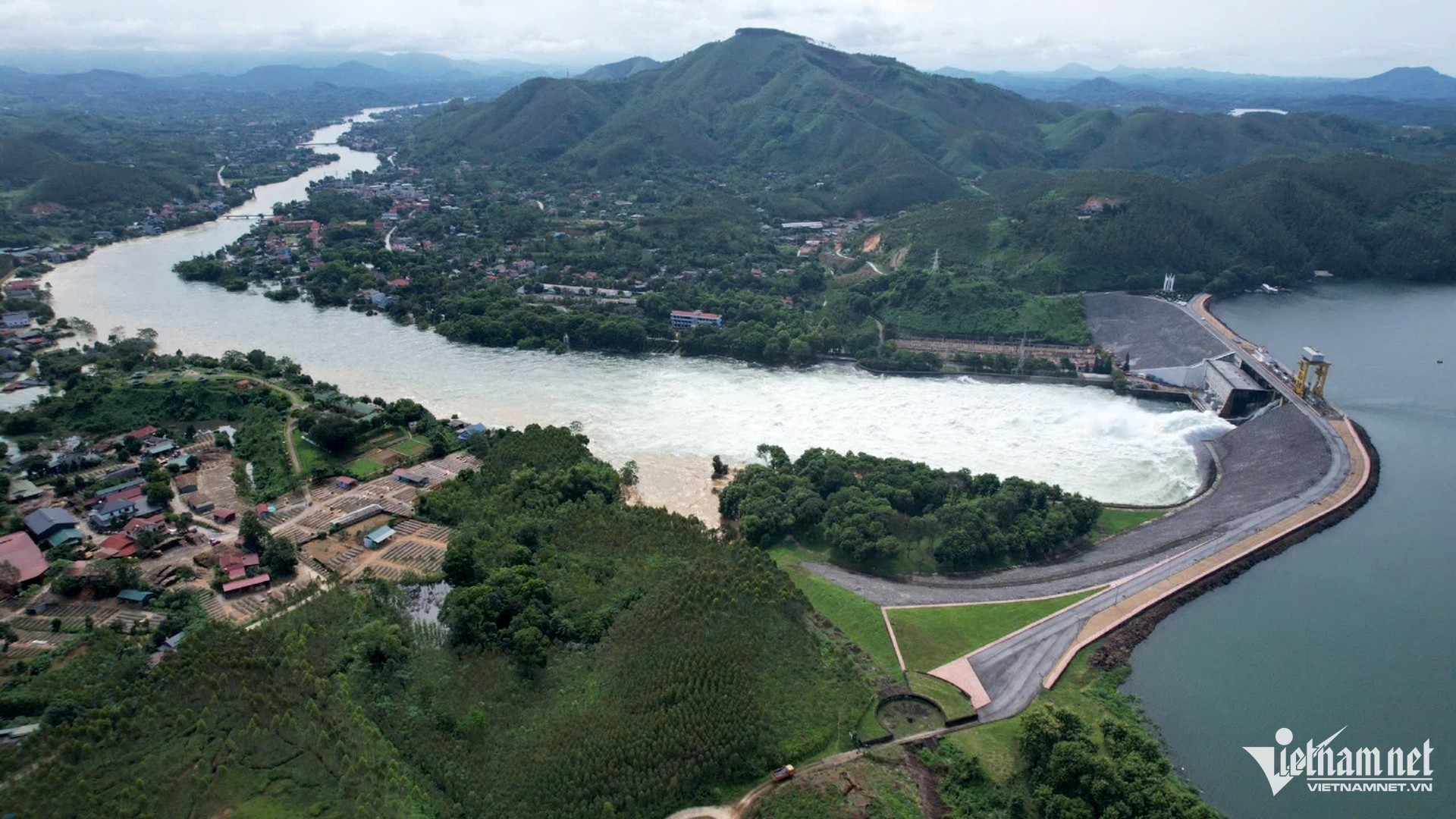 Última imagen del lago hidroeléctrico Thac Ba visto desde arriba (foto 4)