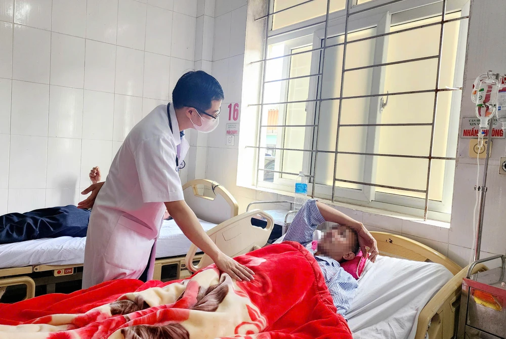 Ein Arzt überprüft den Gesundheitszustand eines vergifteten Patienten, der im Ha Tinh General Hospital überwacht und behandelt wird.