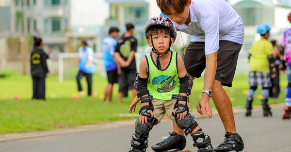 Bố mẹ chi tiền triệu cùng con học trượt patin