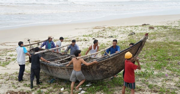 Tempête n°6 – La tempête Tra Mi entre en mer de l'Est : la province de Quang Nam interdit officiellement les voyages en mer et continue d'organiser la deuxième réunion provinciale