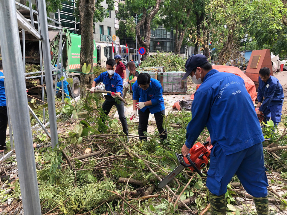 สมาชิกสหภาพเยาวชนเขตไหบ่าจุงร่วมมือกับพนักงานบริษัท Hanoi Parks and Trees ทำความสะอาดต้นไม้ที่หักและล้มเนื่องมาจากพายุลูกที่ 3 ในพื้นที่