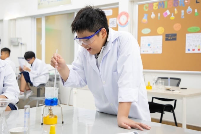 Tesla students practice science experiments at school. Photo: Tesla