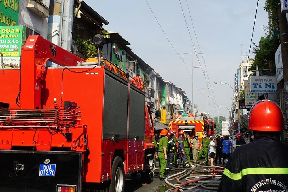 Fire in Saigon food street, hundreds of small traders panic and move their goods