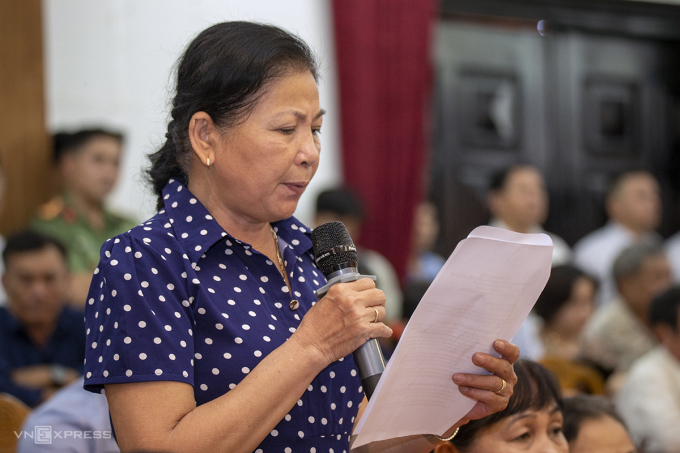 Los votantes de Da Nang expresaron sus opiniones en la reunión con los votantes del presidente Vo Van Thuong. Foto: Nguyen Dong