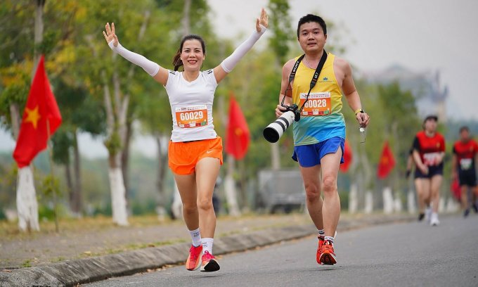 Anh Trần Lê Tuấn vừa chạy, vừa mang máy ảnh tại Tiền Phong Marathon Lai Châu 2023. Ảnh: Tiền Phong Marathon