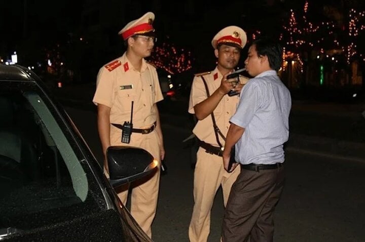 Thua Thien - Hue Traffic Police are on duty measuring alcohol concentration at night.