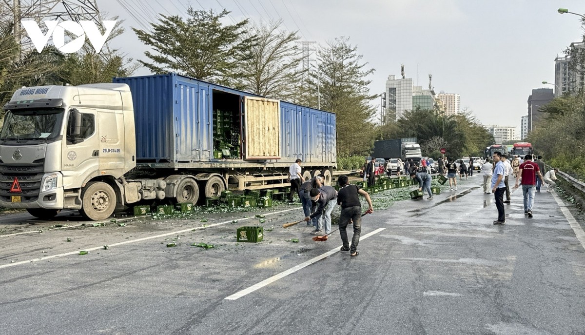 Container-LKW platzt auf, Dutzende Bierkisten fallen auf Phap Van - Cau Gie Highway, Foto 7