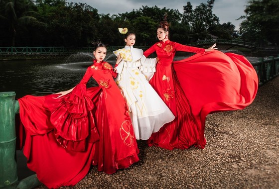 Impressive lotus ao dai by designer Thach Linh photo 3