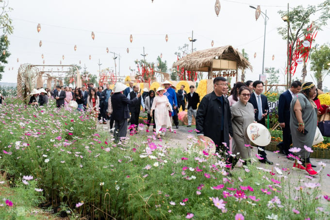 Tausende Gäste erlebten am ersten Tag der Eröffnung die Blumenstraße Home Hanoi Xuan 2024. Foto: Tung Dinh