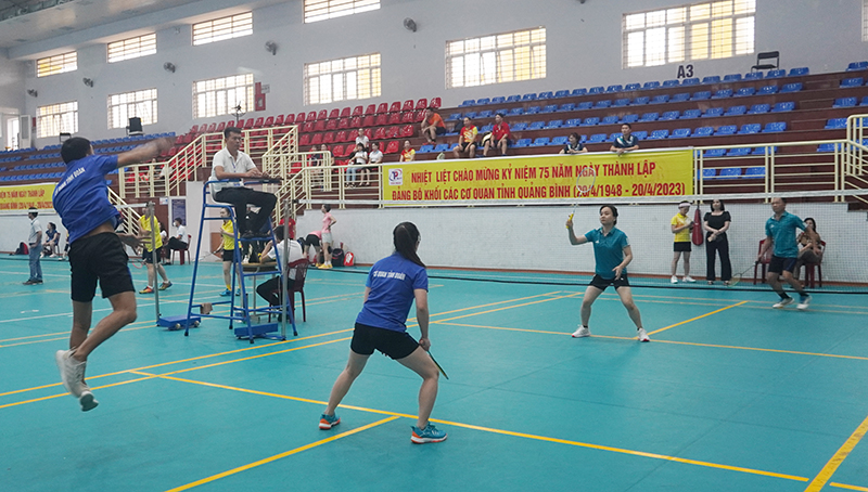 Los atletas compiten en bádminton de dobles mixtos.
