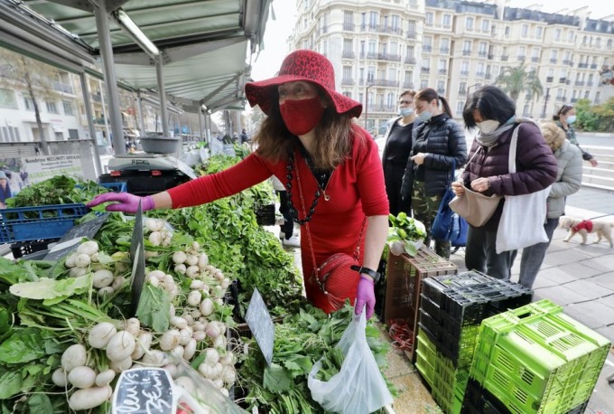 ニース（フランス）の市場の野菜屋台。写真：ロイター