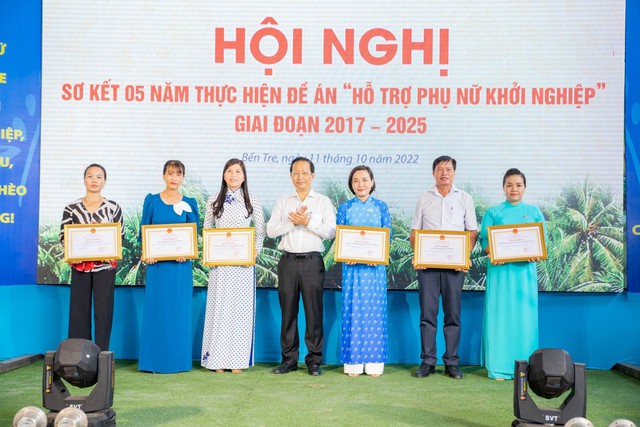Ông Nguyễn Trúc Sơn, Phó chủ tịch Thường trực UBND tỉnh, Trưởng đoàn Đại biểu Quốc hội đơn vị tỉnh Bến Tre, trao bằng khen của UBND tỉnh cho nhiều cá nhân có thành tích xuất sắc trong đề án Hỗ trợ phụ nữ khởi nghiệp