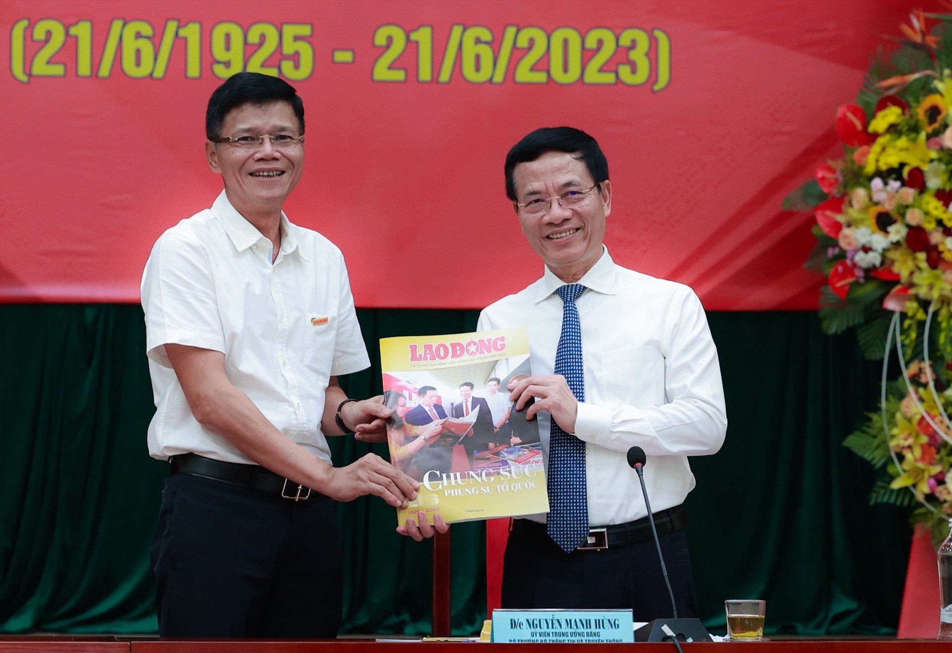 Editor-in-Chief of Lao Dong Newspaper Nguyen Ngoc Hien presents issue 21.6 to Minister of Information and Communications Nguyen Manh Hung. Photo: Hai Nguyen