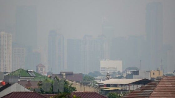 インドネシアのジャカルタでは汚染された煙霧が空を覆っている。写真：AFP/VNA