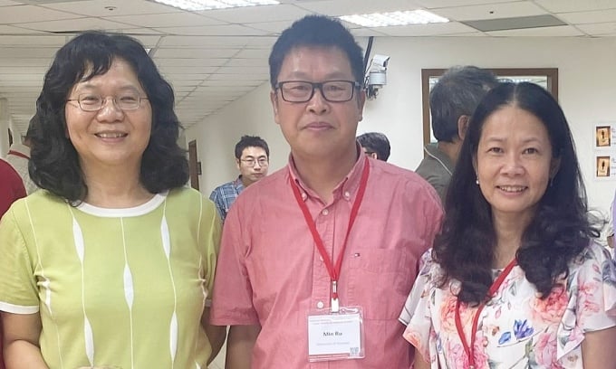 Professor Hoai An (second from right), Professor Julie Wang and members of the Organizing Committee of the Several Complex Variables 2023 Conference. Photo: Provided by the character