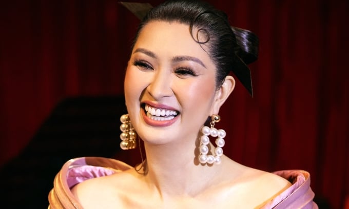 Nguyen Hong Nhung sagte, dass sie dank ihres aktuellen Freundes mehr Freude am Leben gefunden habe. Foto von : Glasses