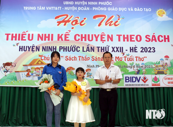 Ninh Phuoc organiza un concurso de narración de cuentos basado en libros infantiles