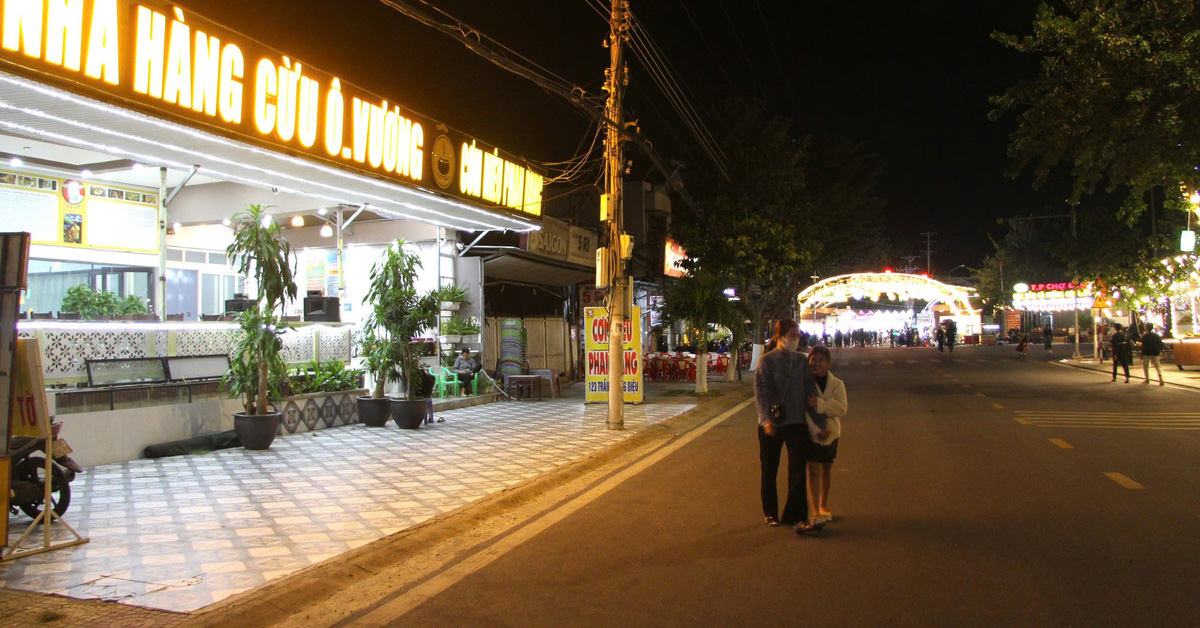 ใกล้กับ Tet ถนนคนเดินใน Ninh Thuan ยังคงรกร้าง ครัวเรือนธุรกิจหลายสิบแห่งดำเนินกิจการได้ไม่ดีนัก