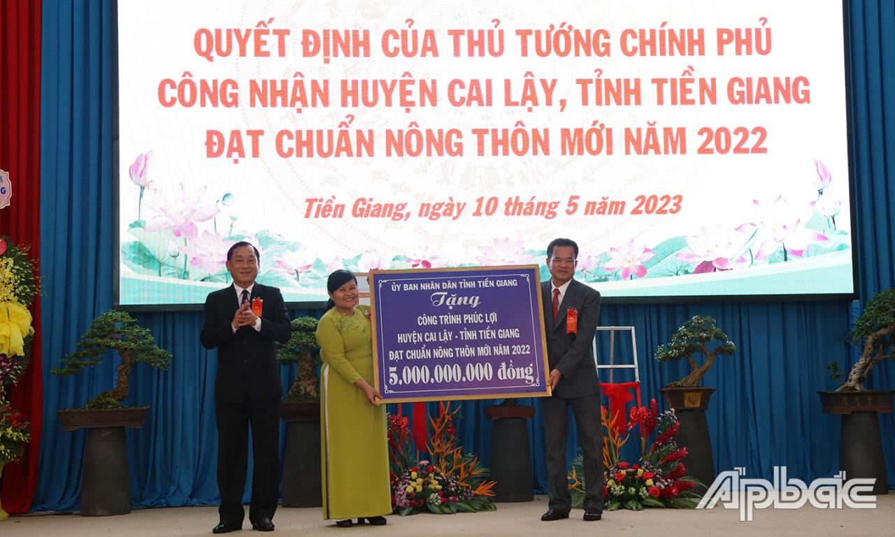 Genosse Nguyen Van Vinh überreichte dem Parteikomitee, der Regierung und der Bevölkerung des Bezirks Cai Lay eine symbolische Gedenktafel für ein Wohlfahrtsprojekt.