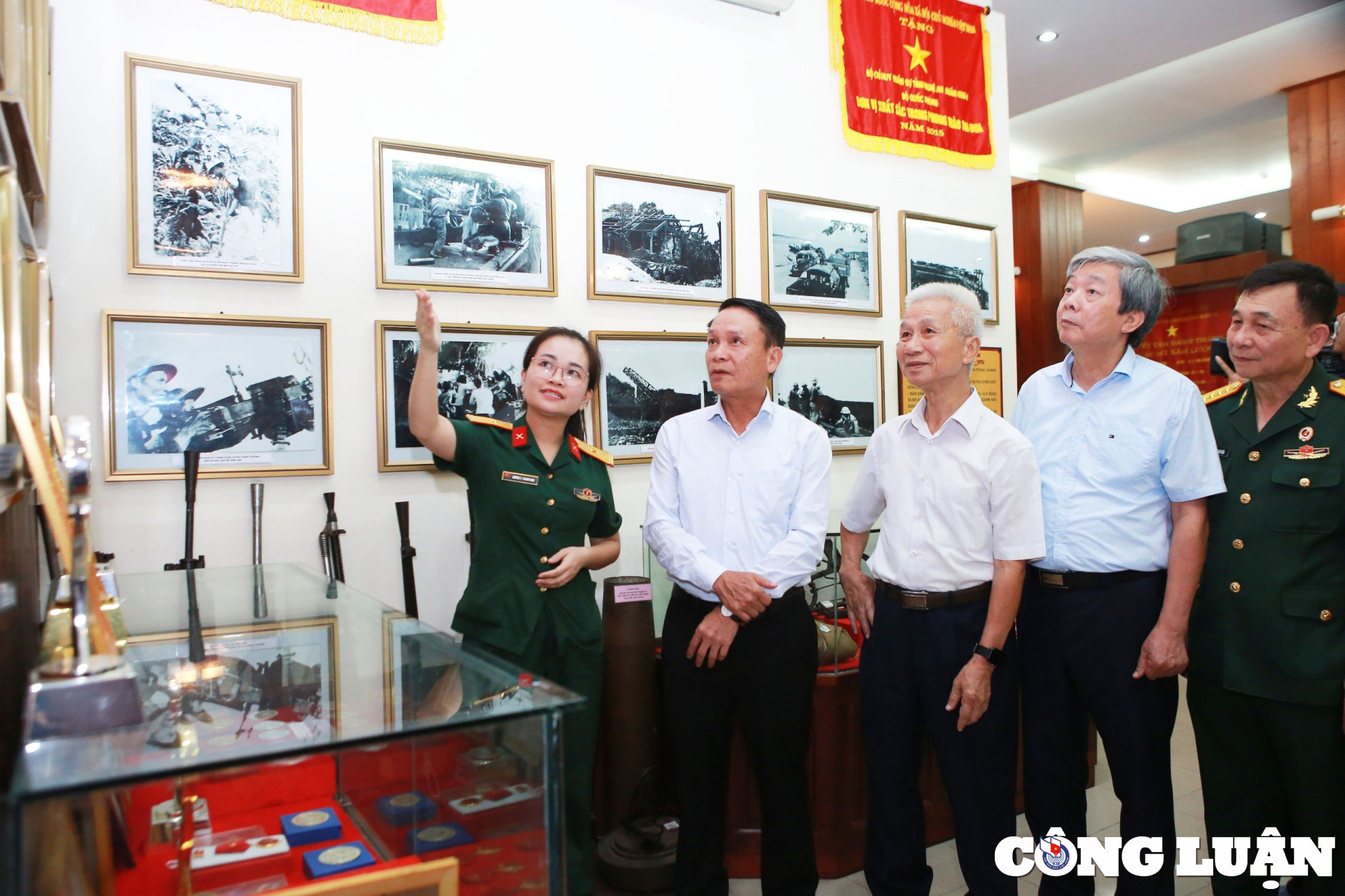 Vietnam News Agency presents commemorative medal to Nghe An provincial military command, photo 5