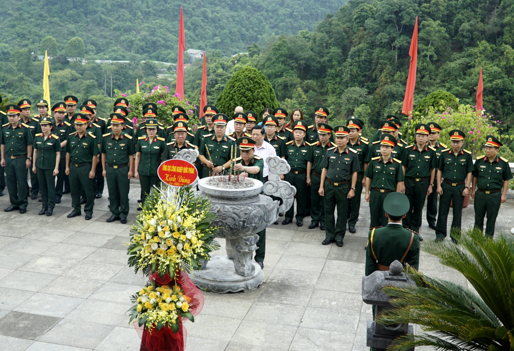 Đoàn công tác Tổng cục Công nghiệp Quốc phòng dâng hương Đền thờ Chủ tịch Hồ Chí Minh tại Khu di tích Quốc gia đặc biệt Pác Bó.