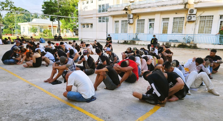 76 personas dieron positivo por drogas en un bar de karaoke de lujo en la ciudad de Rach Gia - 1