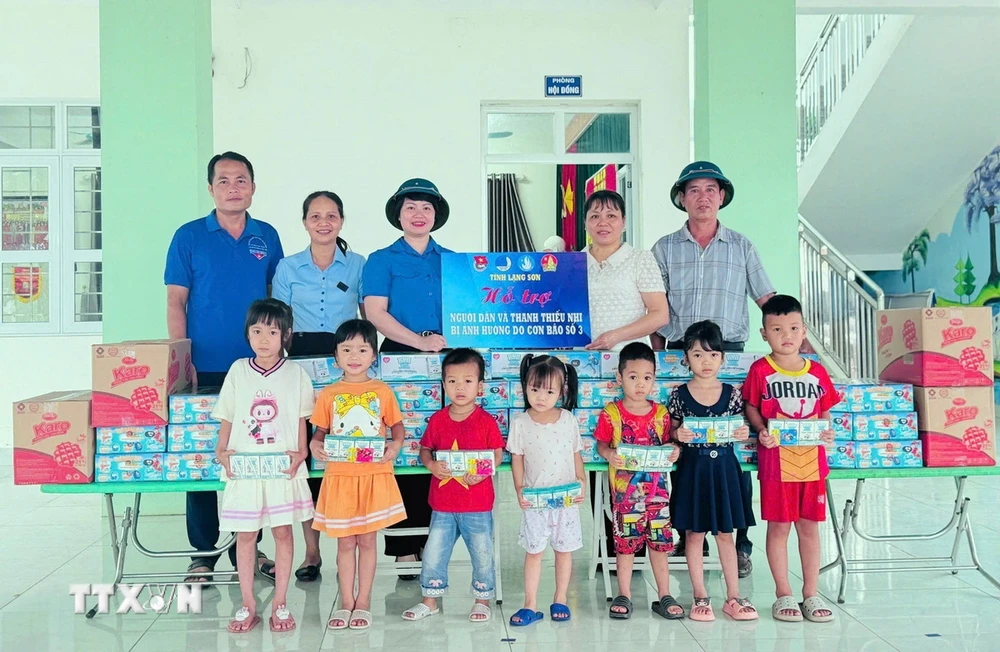 La délégation de l'Union centrale de la jeunesse a offert des cadeaux aux enfants de l'école maternelle Khuat Xa, dans le district de Loc Binh. (Photo : VNA)