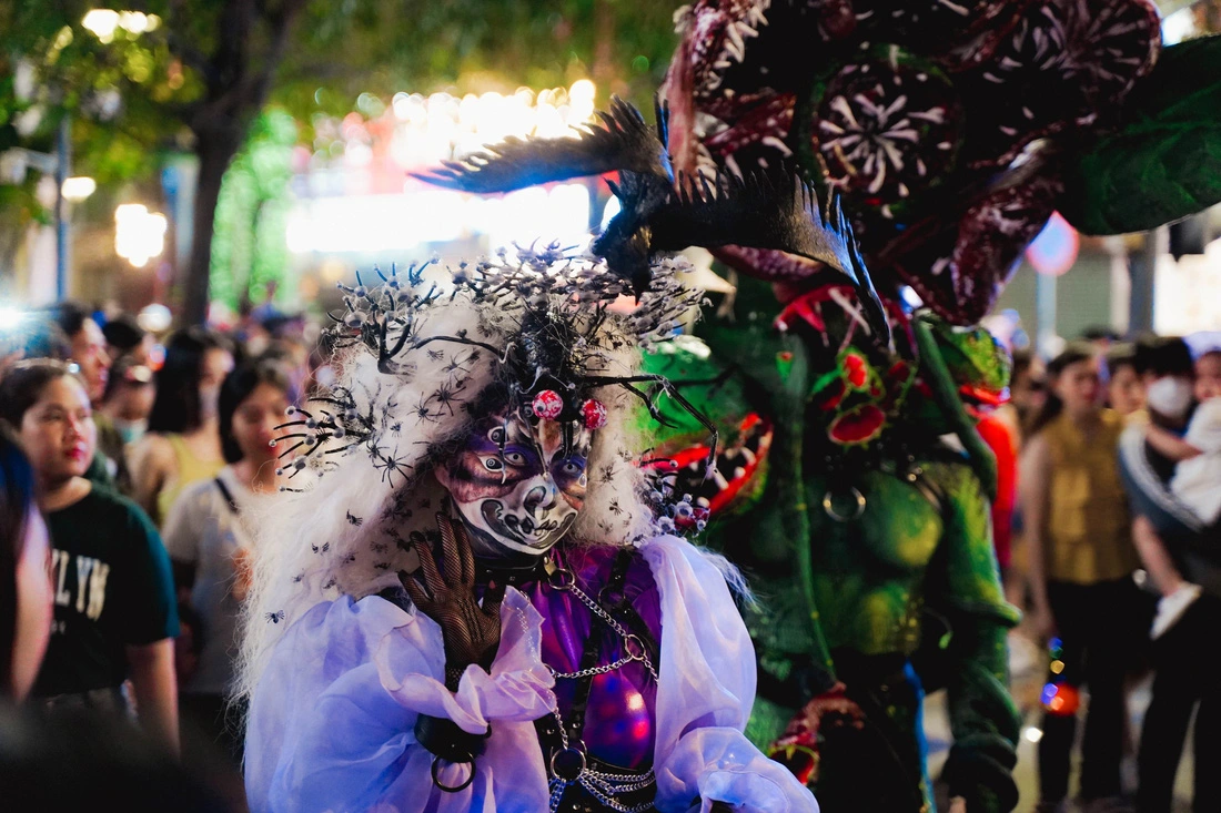 Noche de Halloween: la gente acude al centro de la ciudad de Ho Chi Minh con todo tipo de disfraces