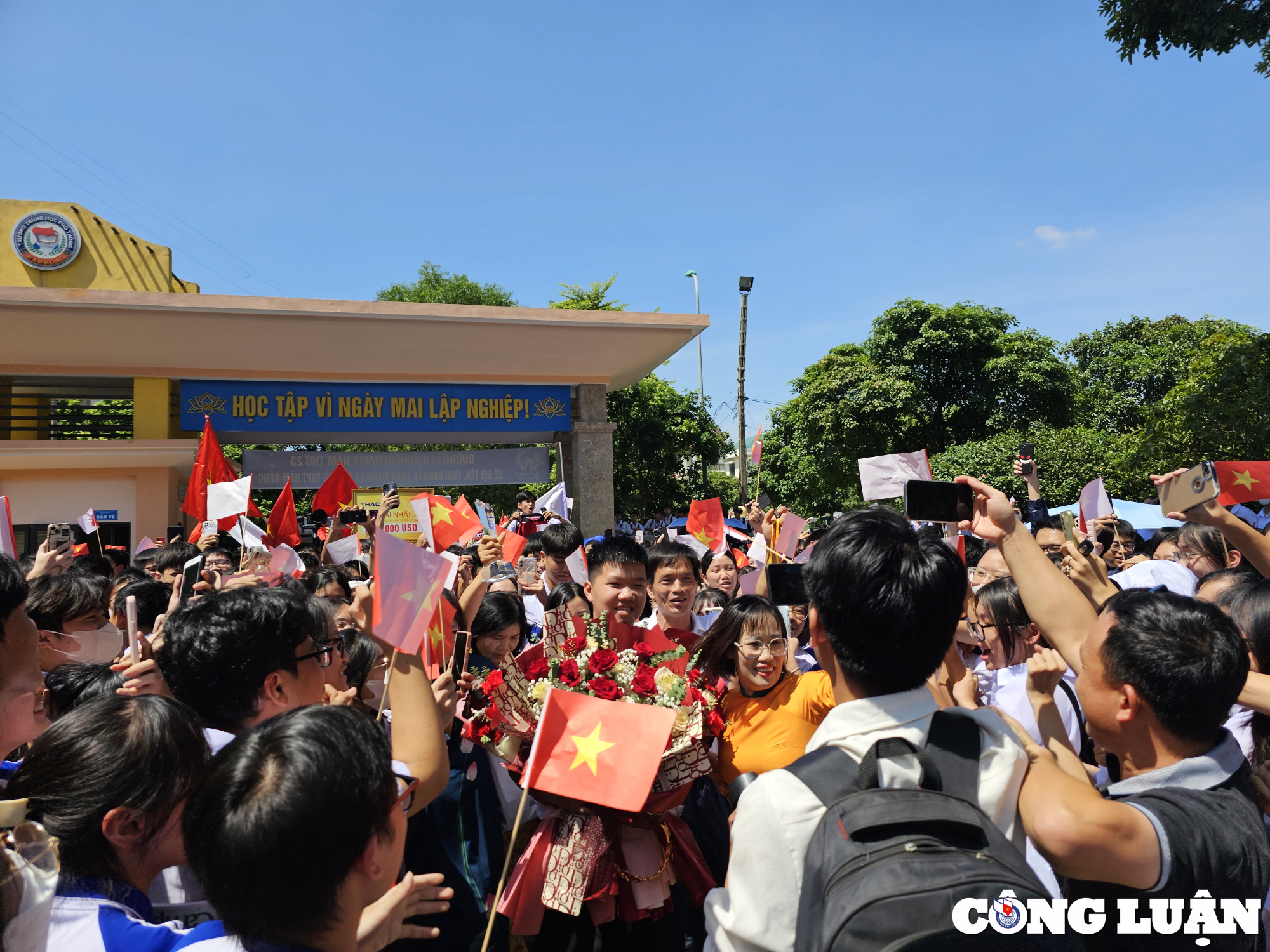 Thanh Hoa Ham Rong High School welcomes the 2023 Olympic champion, picture 8