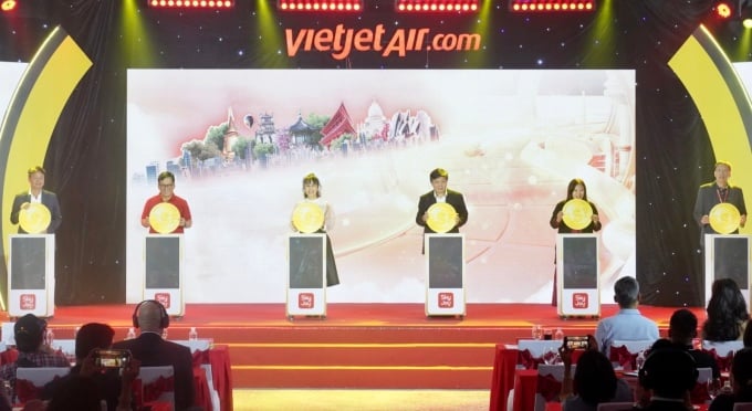 Tổng giám đốc Vietjet Đinh Việt Phương phát biểu khai mạc sự kiện ra mắt Vietjet  SkyJoy. Ảnh: Vietjet