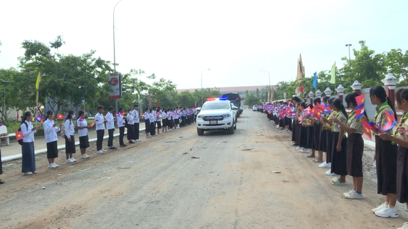 Ceremonia solemne para enviar y entregar los restos de los mártires vietnamitas que murieron en Camboya foto 3