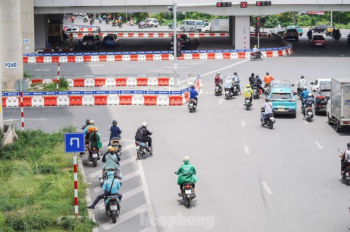 Arbeiter kämpfen unter der sengenden Sonne ums Überleben, während die Straßen in Hanoi über 50 Grad Celsius heiß sind. Foto 15