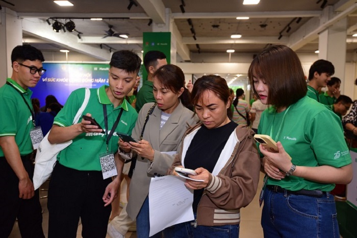 Die Menschen werden angeleitet, an dem Programm teilzunehmen. Foto: Thuan Ngoc