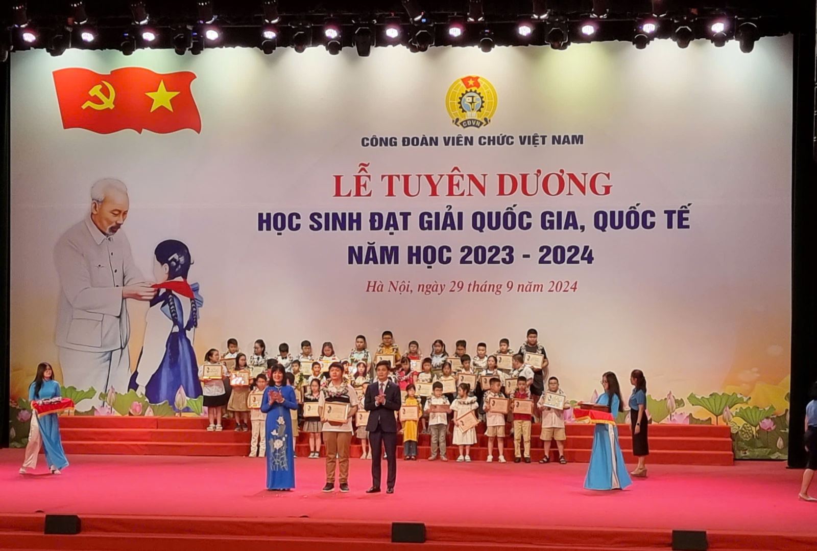 Khen thưởng học sinh đạt giải quốc gia, quốc tế năm học 2023 - 2024- Ảnh 1.