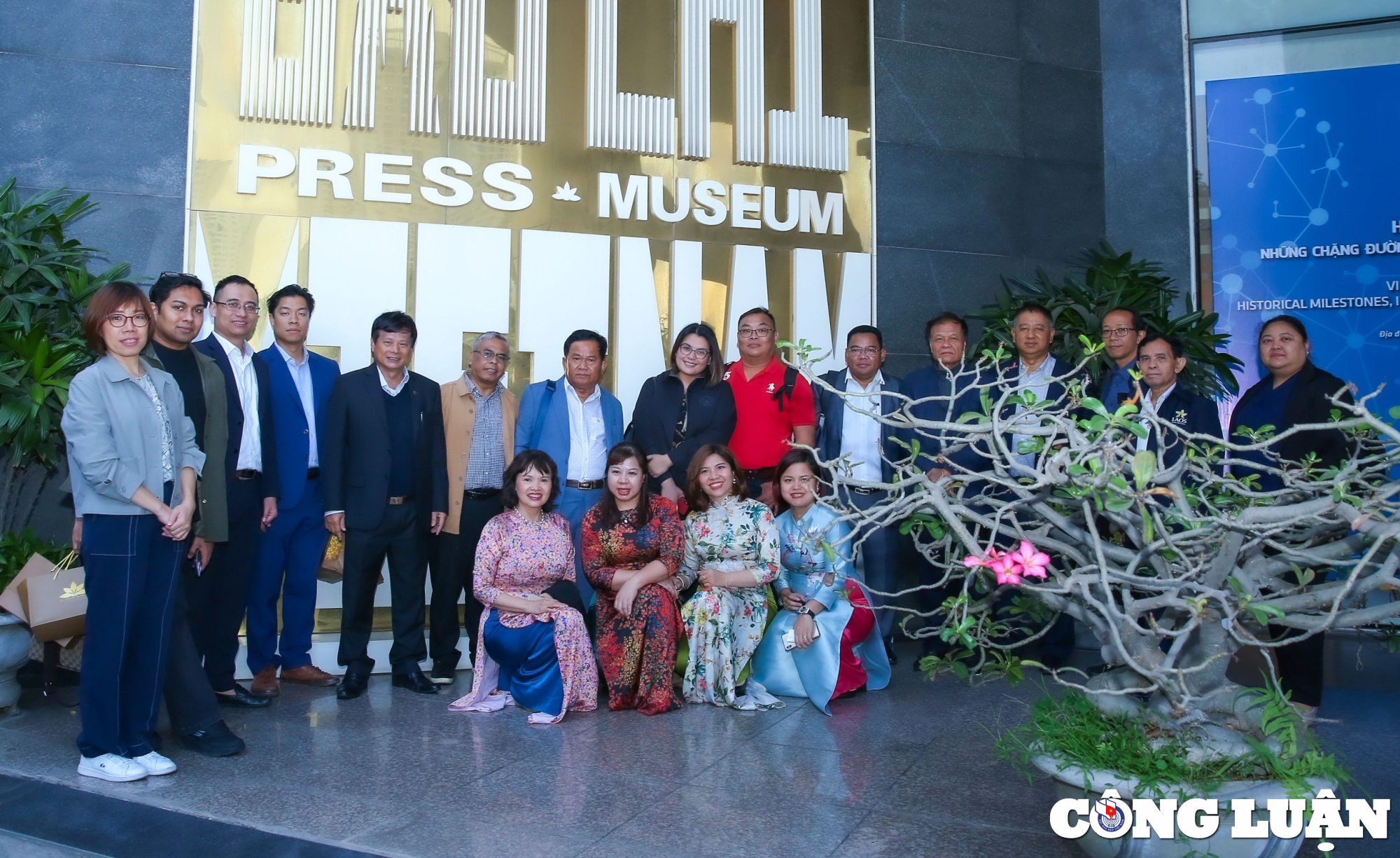 Une délégation de journalistes de l'ASEAN visite le Musée d'ethnologie du Vietnam, photo 9