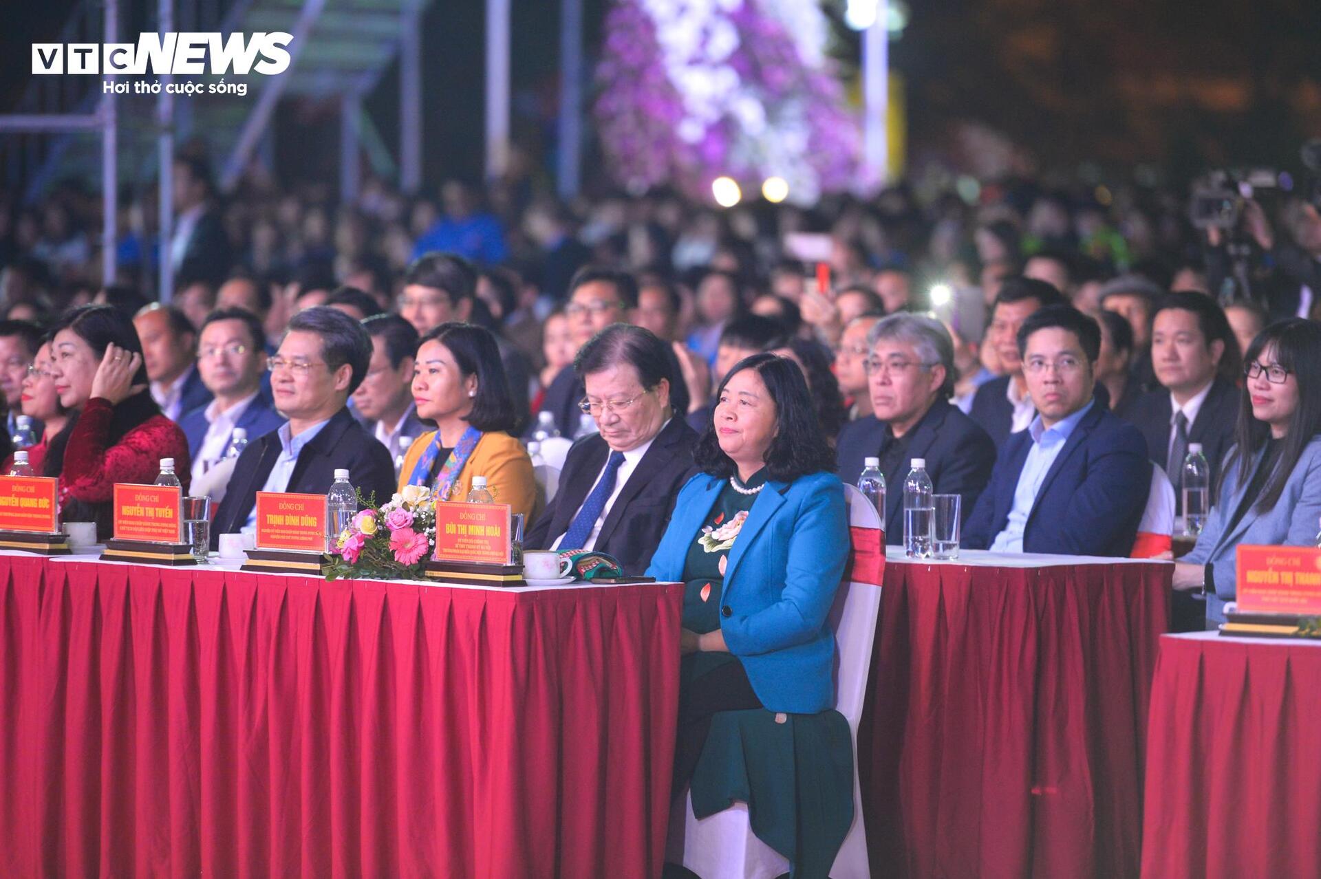 Duc Phuc y Hoa Minzy se queman en la noche de apertura del Festival de Flores de Me Linh - 2