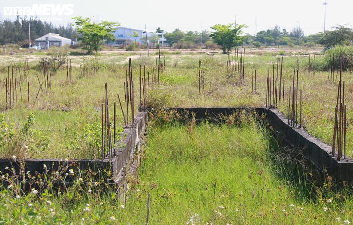 Los elementos del proyecto aún están sin terminar y muestran signos de daño y deterioro.