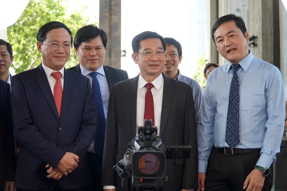 Mr. Duong Ngoc Hai, Permanent Vice Chairman of Ho Chi Minh City People's Committee (middle) and local leaders visited the exhibition booths at the Conference. Photo: Trung Nhan